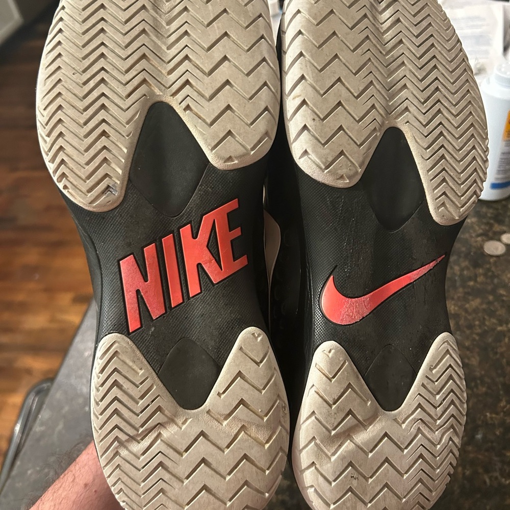 Nike Men’s Black Running Shoes with Coral Lining - Picture 6 of 6